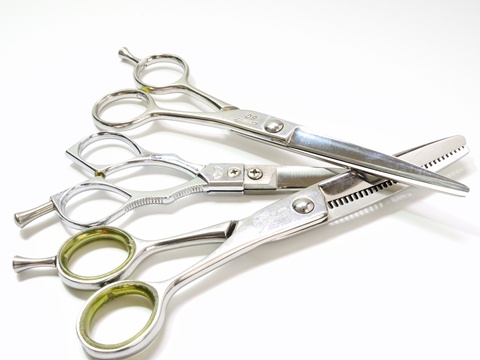 Image result for 子どもの髪の毛を切る　ハサミ