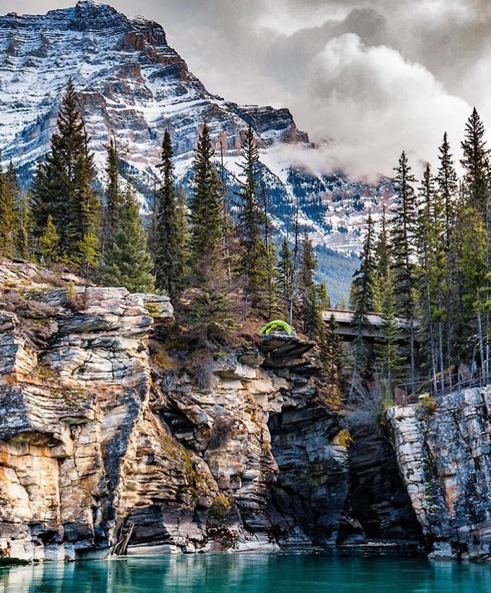 this-woman-has-fun-on-instagram-with-photos-of-people-pretending-to-sleep-in-the-middle-of-nowhere-5a1e728f1071a__700