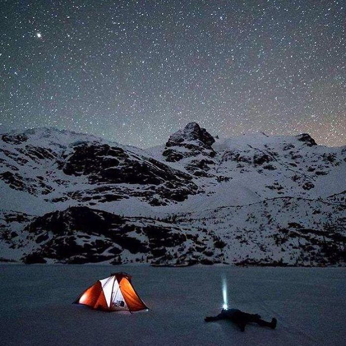 this-woman-has-fun-on-instagram-with-photos-of-people-pretending-to-sleep-in-the-middle-of-nowhere-5a1e72d8487c7__700