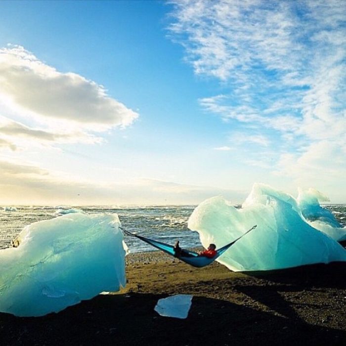 this-woman-has-fun-on-instagram-with-photos-of-people-pretending-to-sleep-in-the-middle-of-nowhere-5a1e7306254b5__700