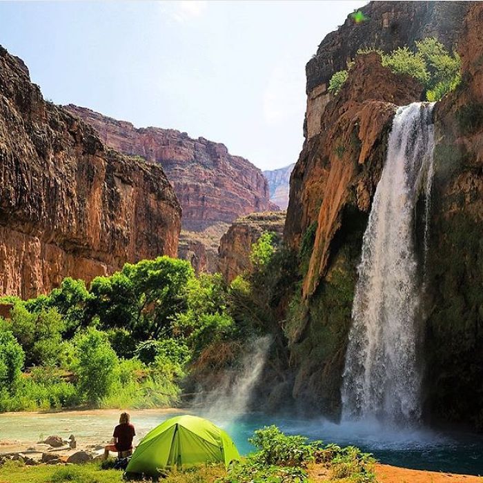 this-woman-has-fun-on-instagram-with-photos-of-people-pretending-to-sleep-in-the-middle-of-nowhere-5a1e731533de8__700