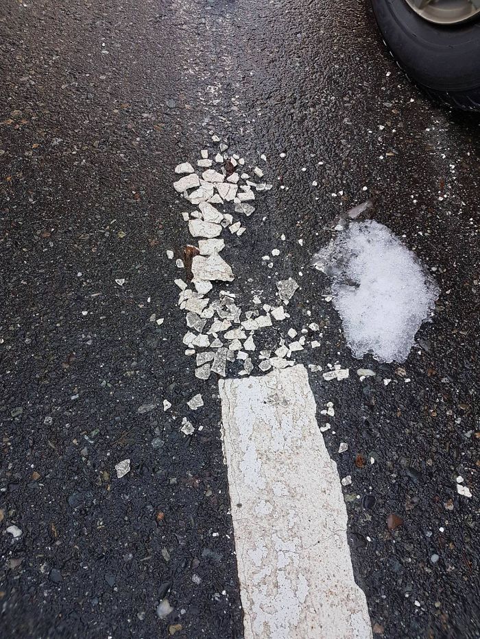 A pintura para este espaço estacionamento tem quebrado The Paint For This Parking Lot Space Has Shattered