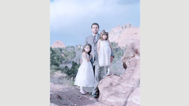 Laila, de 7 anos, e Maya, de 5, com o pai, Antonio, no Colorado