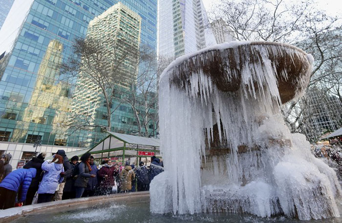 Fonte de água congelada em Nova York Frozen Water Fountain In New York