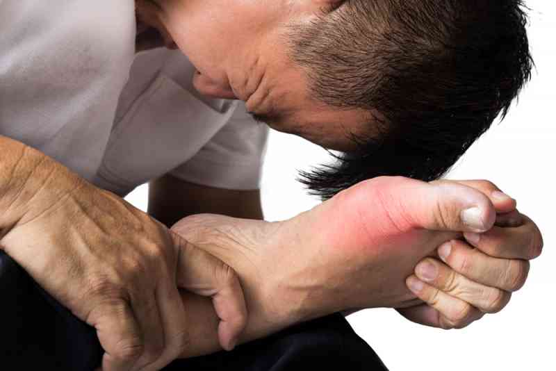 Can liver disease cause itchy hands and feet