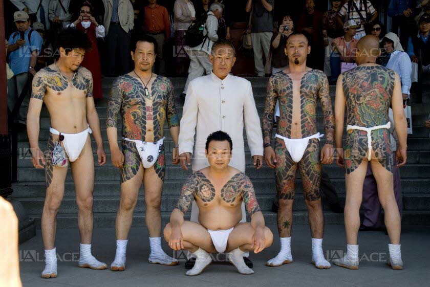 des-yakuzas-lors-du-festival-de-sanja-matsuri-a-tokyo-seul-evenement-de-l-annee-ou-il-peuvent-exhiber-leurs-celebres-tatouages-photo-cc-by-elmimmo-1445518576