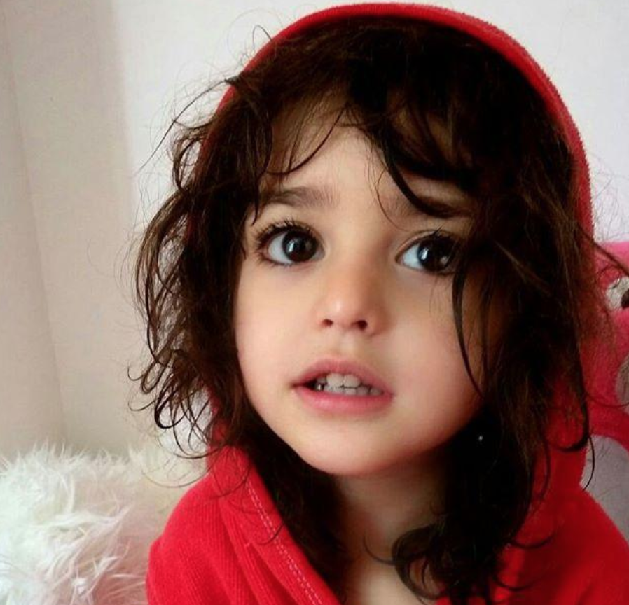 伊朗8岁女童被封「真人版洋娃娃」精致长相走在路上都有人送花!