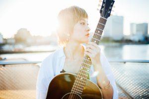 %e8%a6%8b%e7%94%b0%e6%9d%91%e5%8d%83%e6%99%b4%e3%82%a2%e3%83%bc%e3%83%86%e3%82%a3%e3%82%b9%e3%83%88%e5%86%99%e7%9c%9f2017-620x413