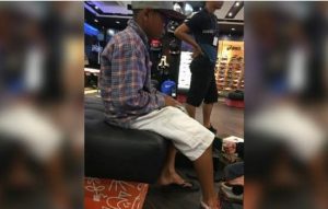 menino-carente-ganha-tenis-de-presente