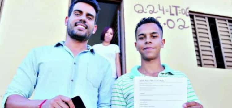 menino-encontra-celular