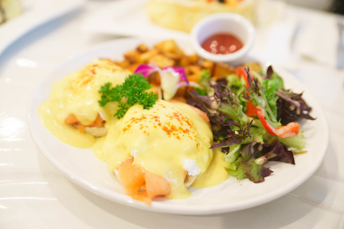 少し前に流行したエッグベネディクトは、ワンプレートランチにぴったり。