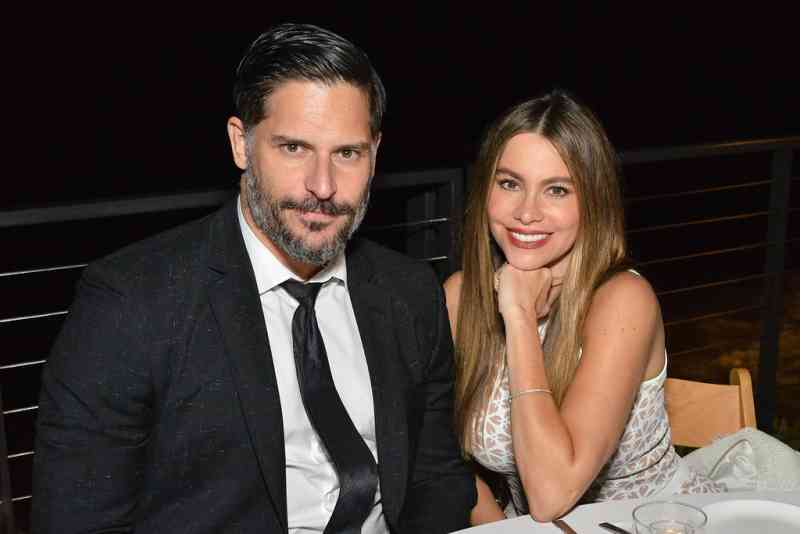 O resultado da imagem para Manganiello dotou sua esposa de uma roupa de dormir sexy,