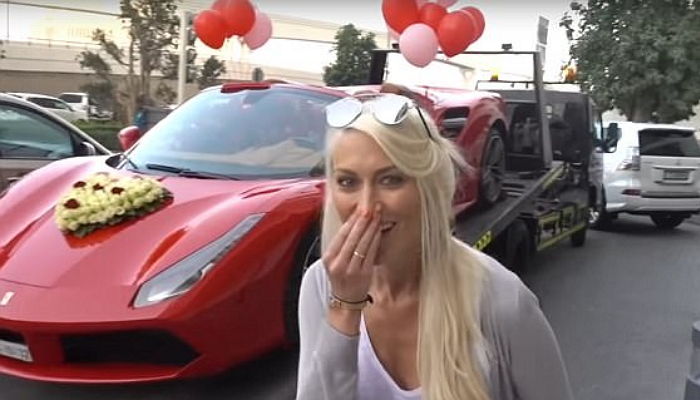 Instagram 'supercarblondie'