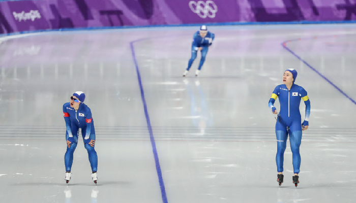 연합뉴스 - 노선영 선수를 뒤로 하고 먼저 결승선을 통과한 김보름, 박지우 선수의 모습