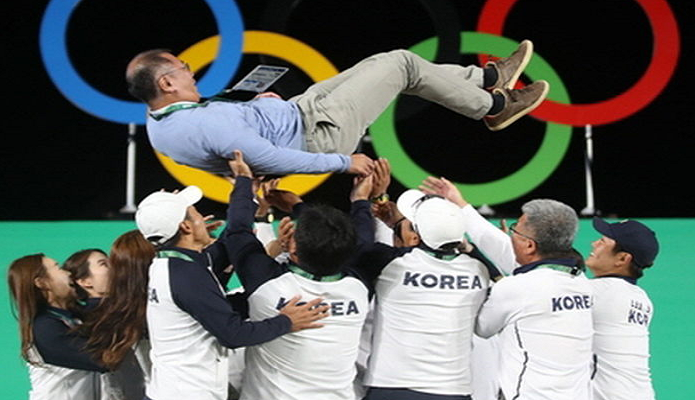 연합뉴스 - 양궁협회장을 헹가래하는 양궁 대표팀 선수들