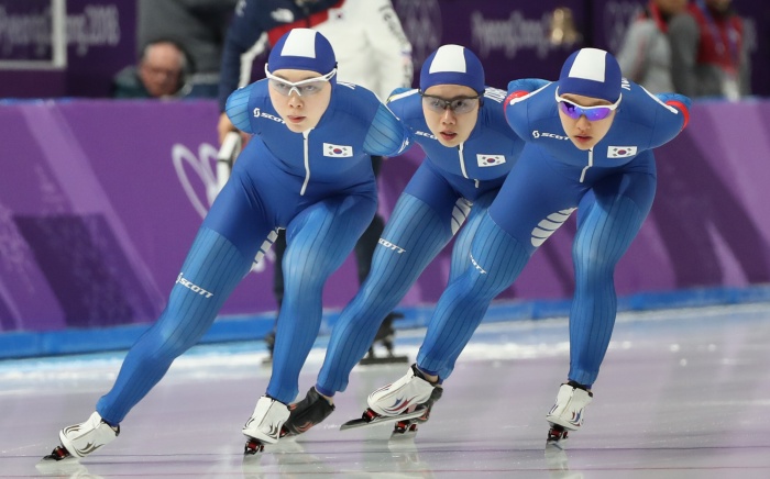 ▲ 21일 강릉 스피드스케이트장에서 열린 평창동계올림픽 여자 팀추월 7-8위전에서 노선영(왼쪽부터), 박지우, 김보름이 함께 레이스를 하고 있다.연합뉴스