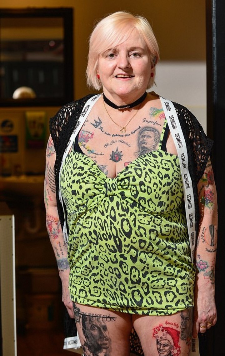 Tiene 60 años, es fanática de José Mourinho y se hizo más de 30 tatuajes de su ídolo