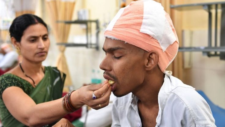 La esposa de Pal le da de comer tras la cirugía.