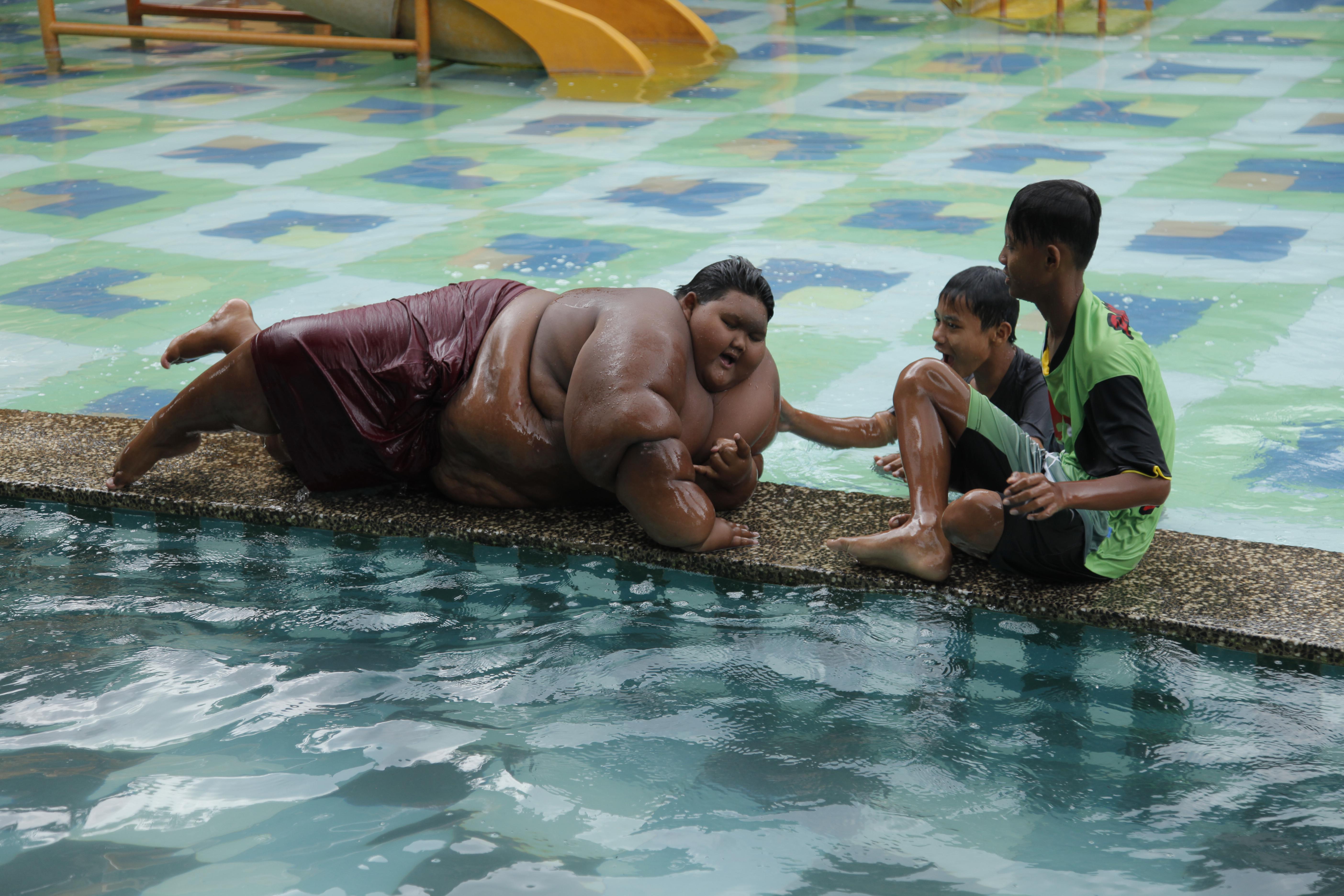 Толстухи в бассейне. Самый толстый мальчик в мире Арья Пермана. Самый толстый ребёнок в мире Арья.