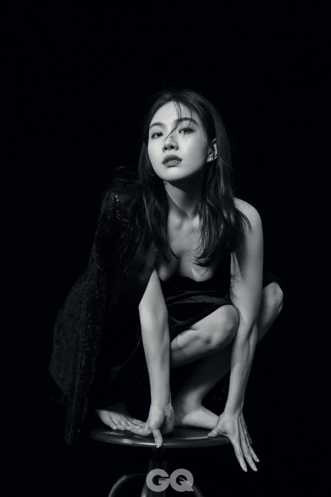 어깨에 걸친 스팽글 재킷은 빅토리아 베컴 by 수퍼노말, 드레스는 스타일리스트의 것.