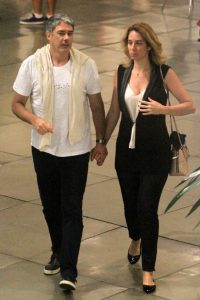 agnews_foto_william_bonner_beija_muito_sua_namorada_em_dia_cineminha_com_direito_a_pipoca_no_shopping_da_gavea_na_zona_sulexclusivo_20180219_0914_g_1