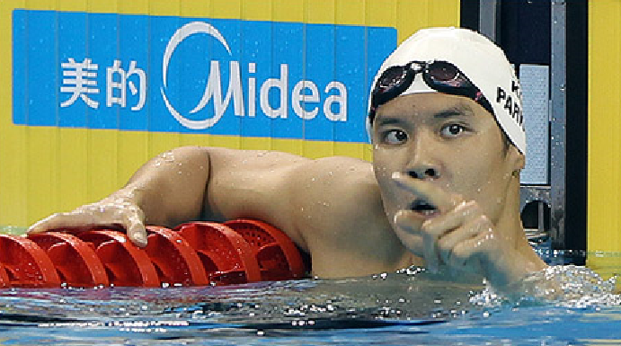 연합뉴스 - 박태환 선수가 기록을 확인하고 있다.