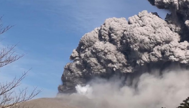 「九州の宮崎県にある新燃岳 2011」の画像検索結果
