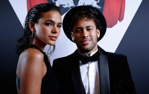 neymar-e-marquezine-trocam-beijoes-em-noite-de-festa-nota_312894_36