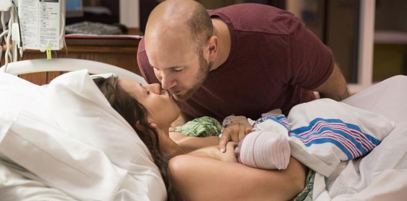 mulher-dá-nascimento-no-corredor-depois-mal-alcançando-o-hospital-no-tempo-1