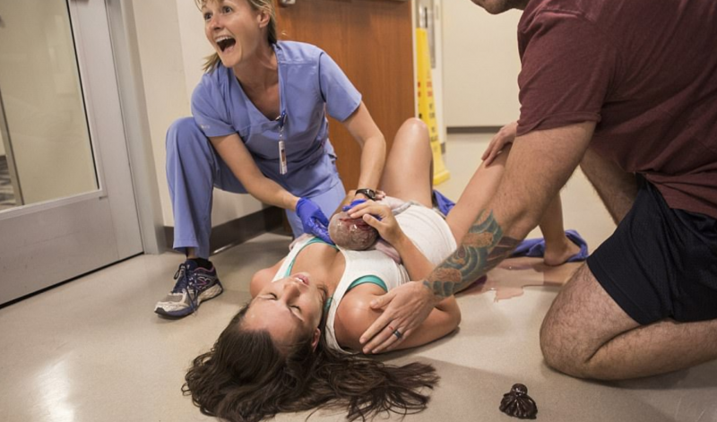 mulher-dá-nascimento-em-corredor-depois-mal-alcançando-o-hospital-em-tempo-5
