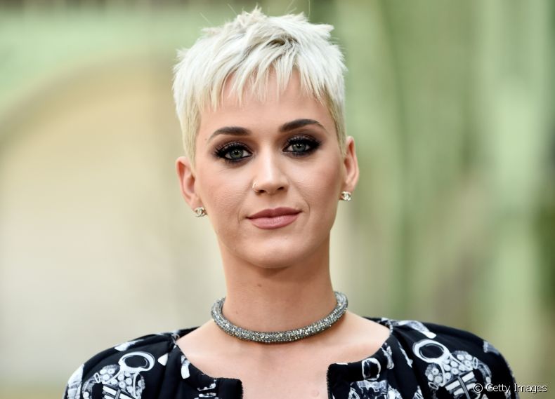 171692-o-corte-pixie-da-cantora-katy-perry-ganh-article_media_item-3