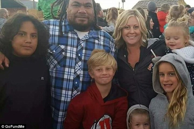 Tiffany é retratado com o noivo Moale Fonohema - apelidado de Moe - e cinco dos seus seis filhos - três dos quais são dela, dois são dele e um que eles adotaram juntos