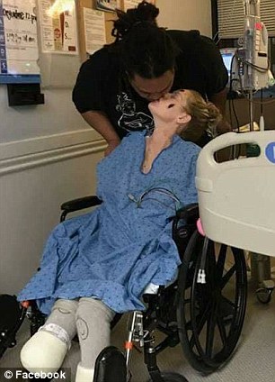 Quando ela acordou de um coma, seu noivo, Moale Fonohema, disse que ela precisava de uma amputação quádrupla.