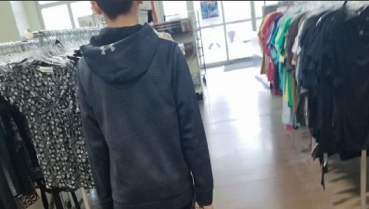 Anthony, de 13 aÃ±os, entra al negocio que vende ropa usada para comprar sus propias prendas.