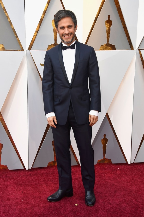 Gael Garcia Bernal puso su voz para ‘Coco’ y posó para la red carpet luciendo un traje en azul noche con moño negro y zapatos cerrados de cuero. “Impecable y apostó a un moño chico. Yo le hubiera entallado el saco”, opinó Mariano Caprarola.