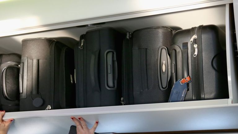 Compartimento superior de un avión.