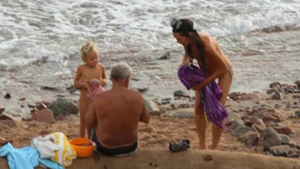 La primer hija de la pareja esperaba en la orilla.