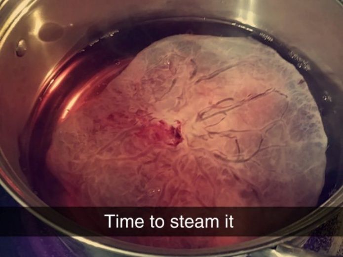 Mujer preparó bombones con la placenta de su bebé. Foto tomada de Snapchat.