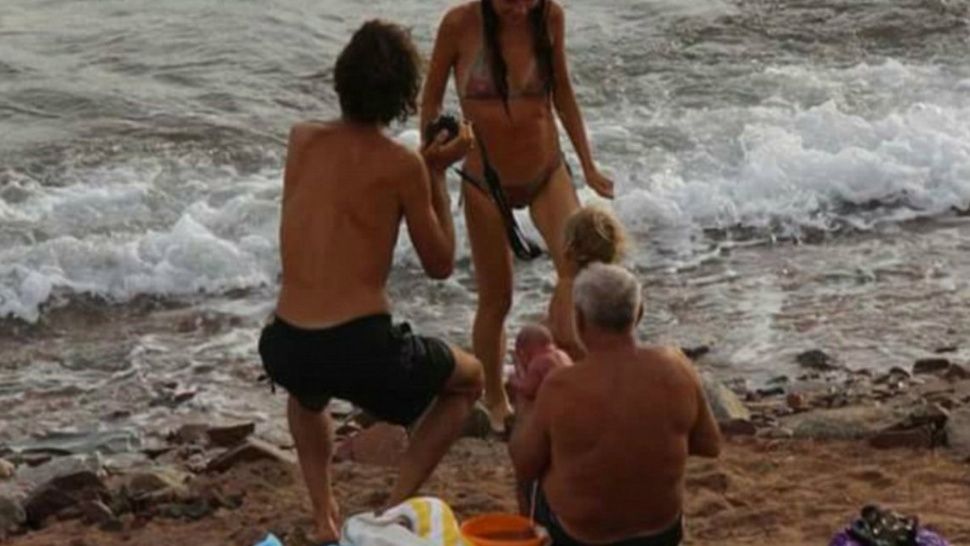 El padre sacandole fotos a su mujer.