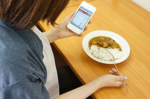 レストラン　食事中　スマホ에 대한 이미지 검색결과