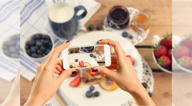 レストラン　食事中　スマホ에 대한 이미지 검색결과