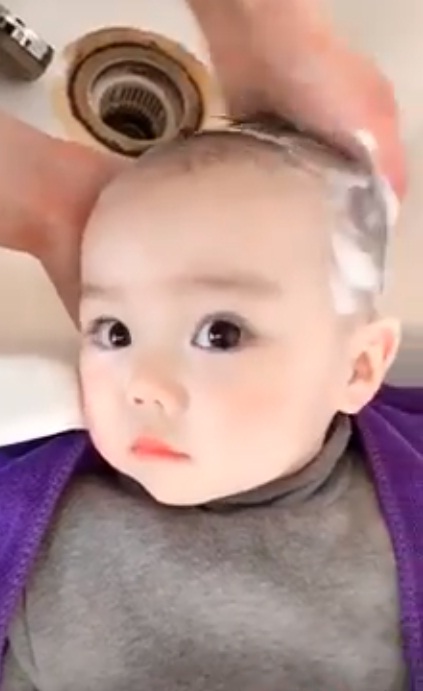 adorável-kid-gets-hairwash
