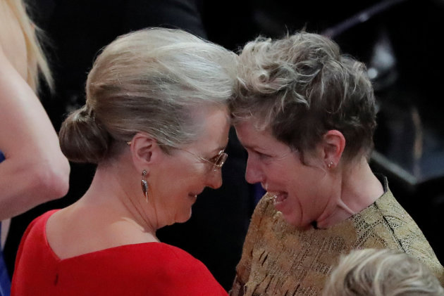 90th Academy Awards - Oscars Show - Hollywood, California, U.S., 04/03/2018 - Meryl Streep congratulates Frances McDormand on winning the Best Actress Oscar for Three Billboards Outside Ebbing, Missouri. REUTERS/Lucas Jackson     TPX IMAGES OF THE DAY