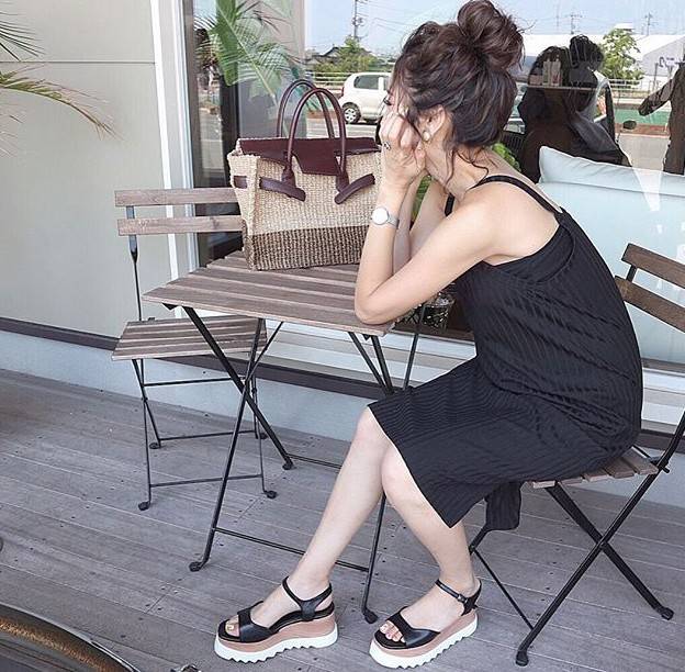 Image result for キャミソールのワンピース1枚に厚底シューズ