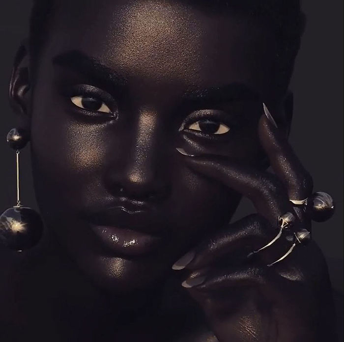 meet-shudu-the-black-model-with-the-perfect-beauty-that-will-never-shine-in-fashion-shows-5a9947720c9b9__700