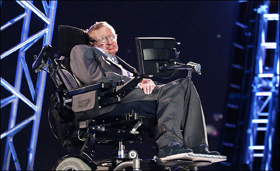 30일 오전(한국 시각) 영국 런던의 올림픽 스타디움에서 진행된 2012 런던 패럴림픽 개막식에 영국의 세계적인 물리학자 스티븐 호킹 박사가 등장해 관중들의 환호를 받았다.