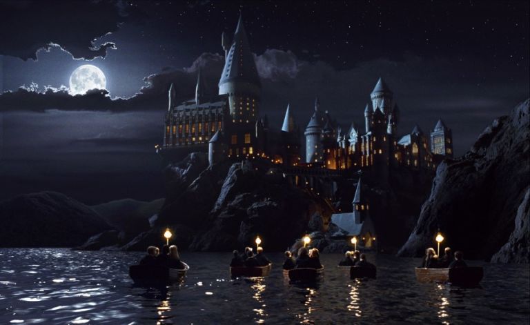 Cena do filme Harry Potter, com os personagens em um barco indo à Hogwarts; cruzeiro do Harry Potter vai ocorrer durante seis dias em agosto