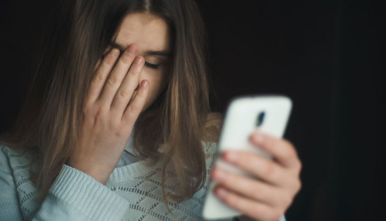 adolescente celular triste 117 400x800