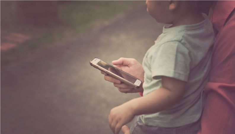crianca com celular 0118 400x800