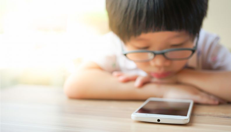 crianca no celular 0118 400x800